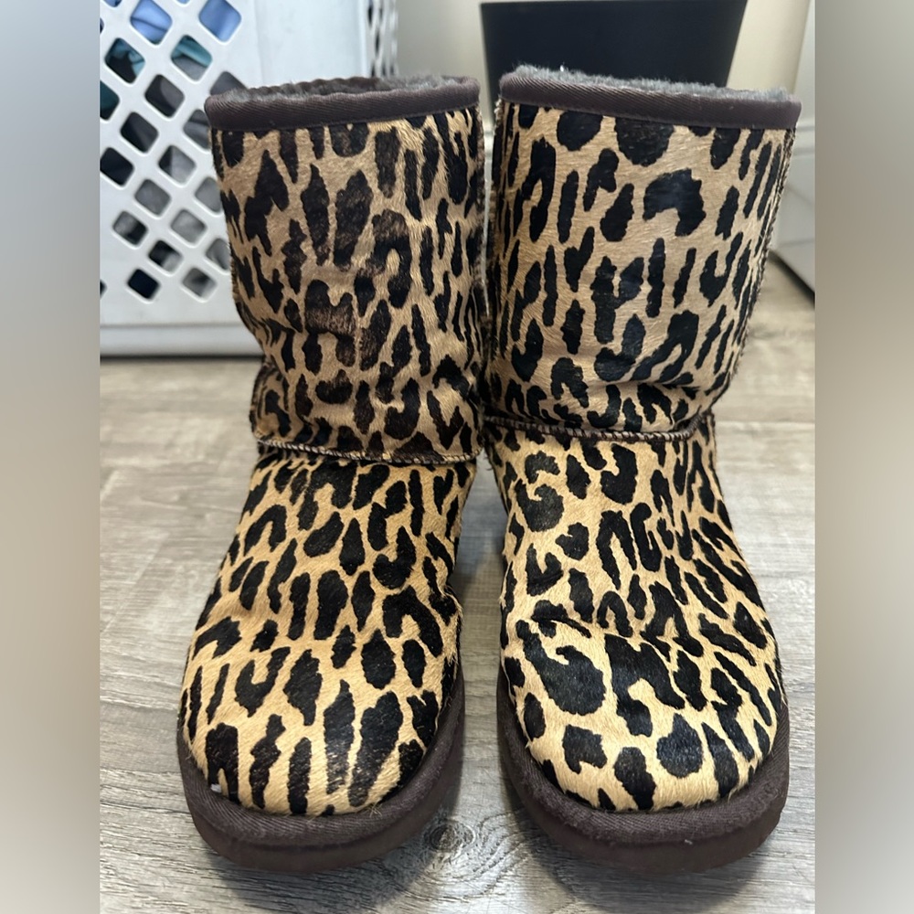 UGG Australia Size 8 Classic Short Boots Exotic Print Cheetah